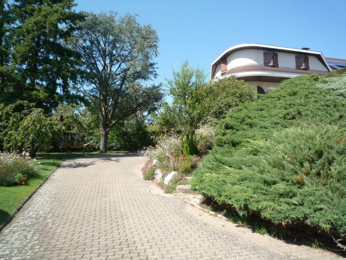La Maison Des Bonheurs Bed & Breakfast Rillieux-la-Pape Exterior photo
